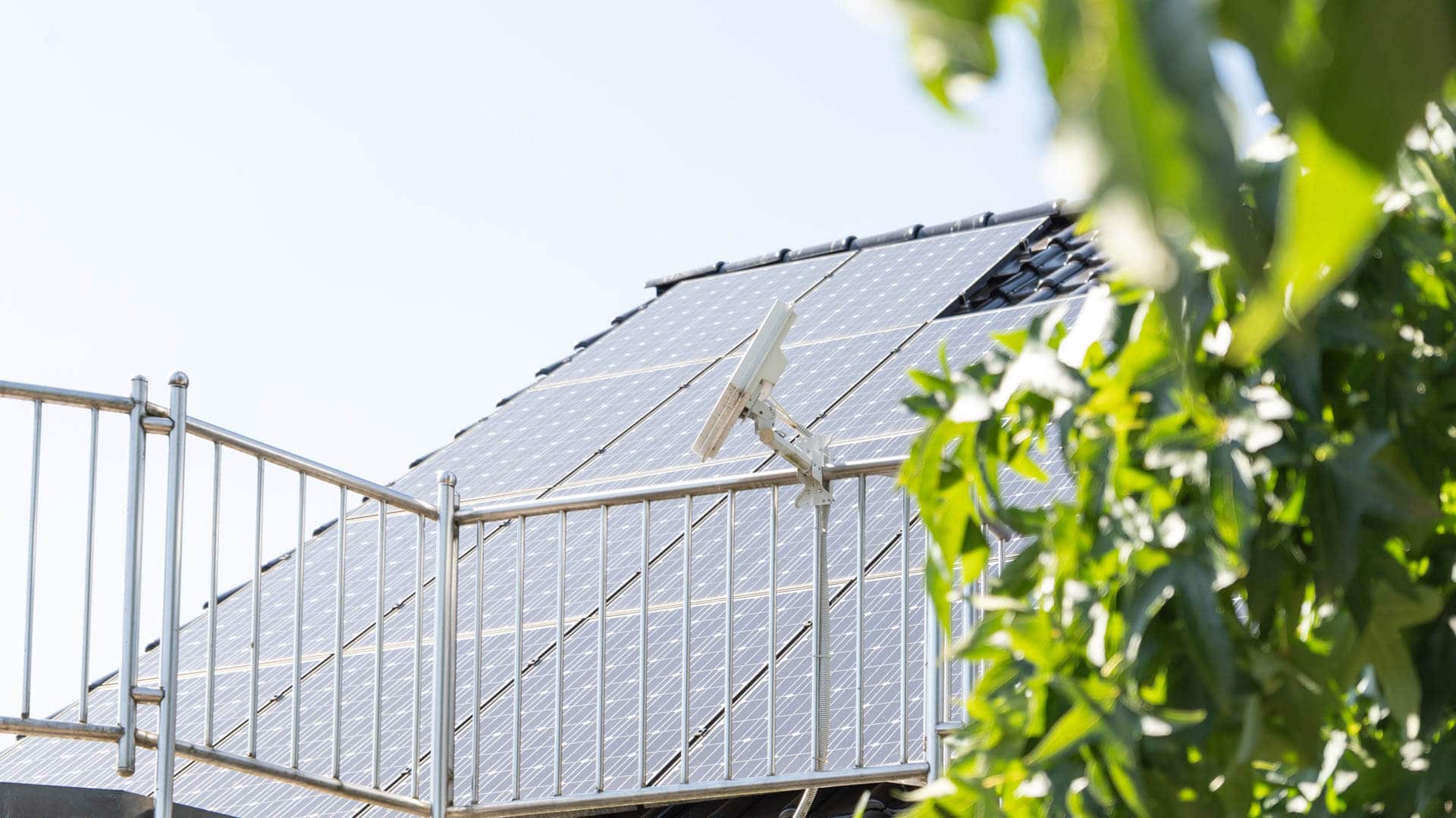 Detailaufnahme einer Photovoltaik Solaranlage auf dem Dach eines Zweifamilienhauses