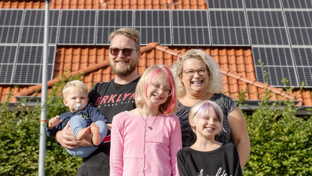 Familie Jaeschke posiert vor ihrem Haus mit neuer Photovoltaikanlage