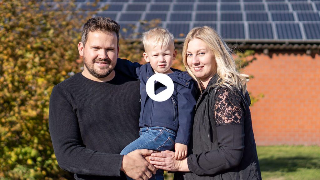 Familie Rolfes posiert vor ihrem landwirtschaftlichen Betrieb mit neuer Photovoltaikanlage