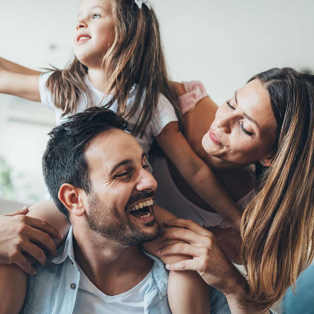 Fröhliche Familie im Besitz einer Wärmepumpe